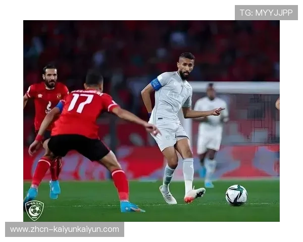 法甲冠军悬念,注定是近十年最惨烈的“血金战争”。 法甲冠军悬念,注定是近十年最惨烈的“血金战争”。