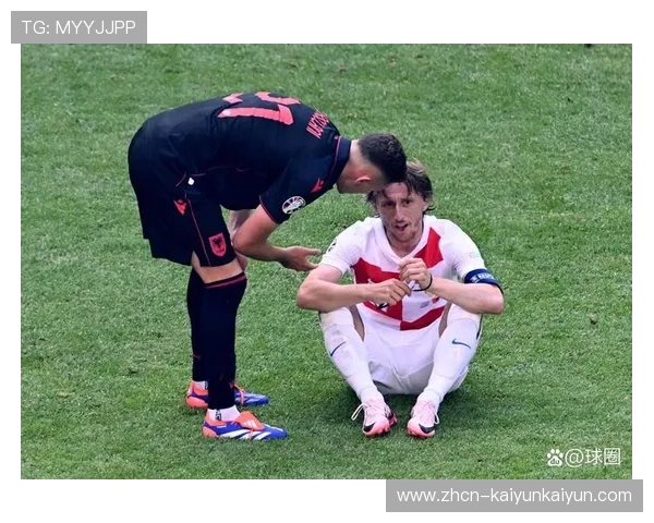 老将莫德里奇替补席指导年轻球员,传承领袖风范 老将莫德里奇替补席指导年轻球员,传承领袖风范