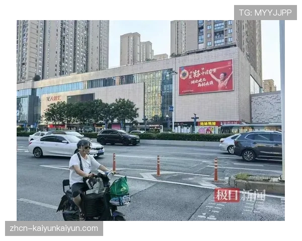 场边广告牌故障，短暂显示“加油，妈妈”的温馨字样